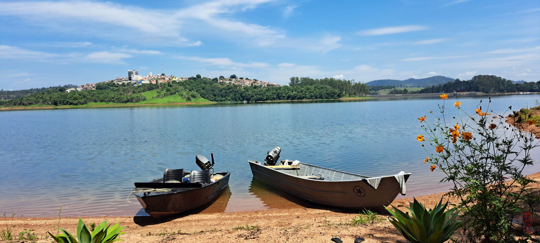 Represa de Nazaré Paulista com barcos
