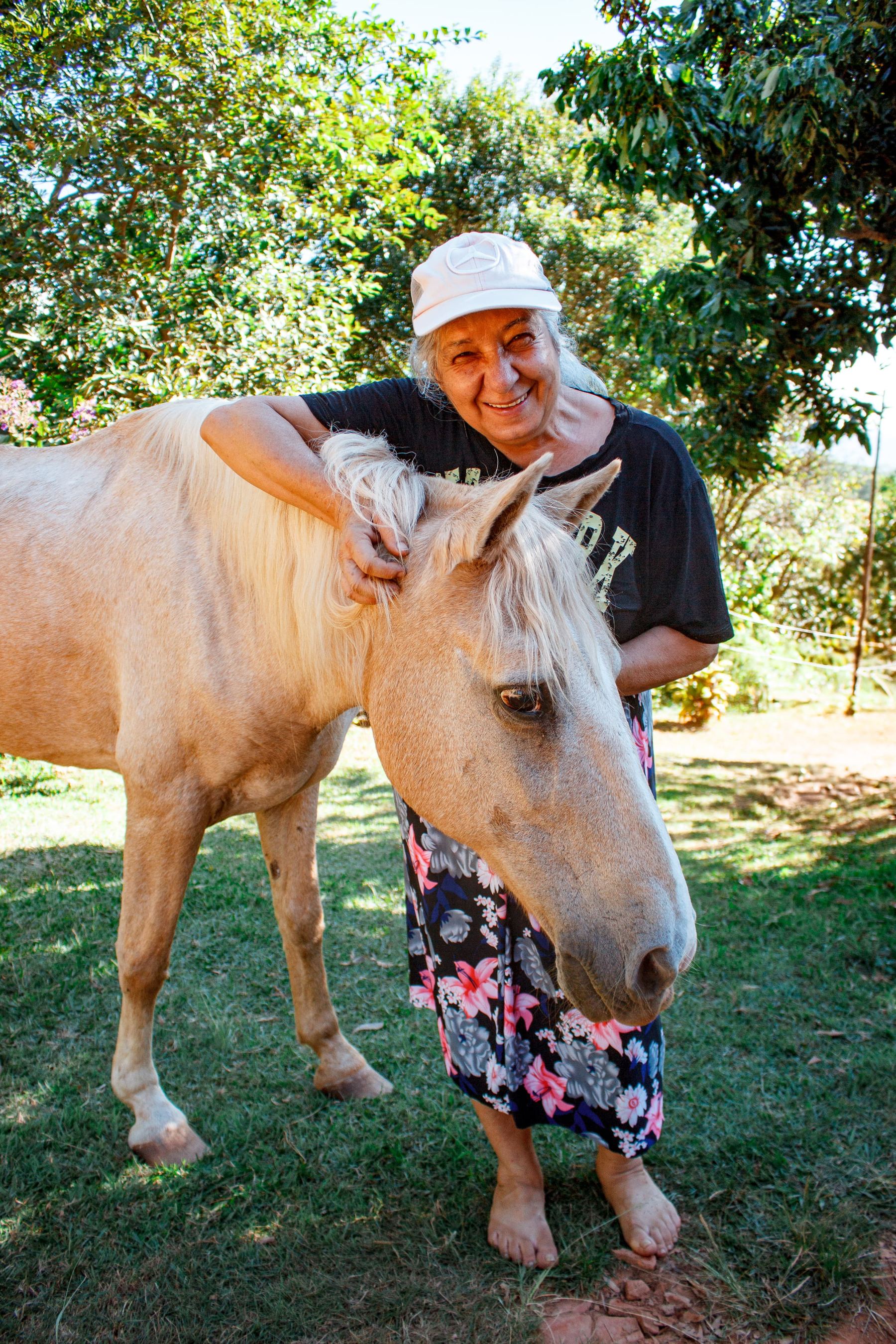 Vera com o cavalo do sítio