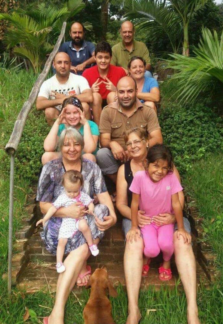 Família reunida na escadaria do sítio