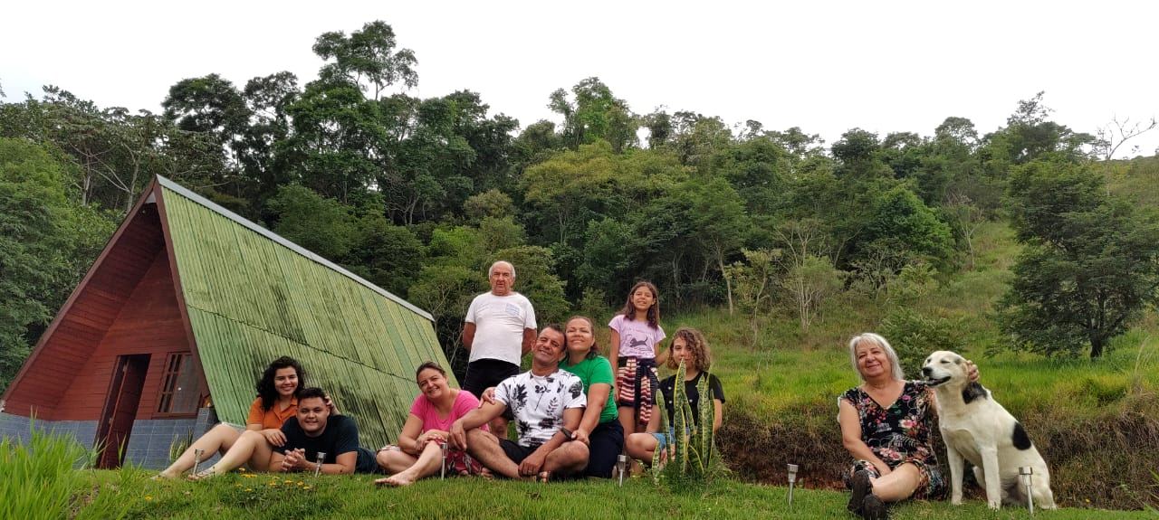 Família reunida em frente ao chalé